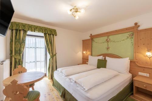 1 queen bed, 1 sofa bed