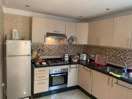 주방, A 5 minutes à pied de la plage un bel appartement à saisir (A 5 minutes a pied de la plage un bel appartement a saisir) in 시디 라할