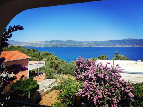  Apartments Ljilja sea view in Slatine