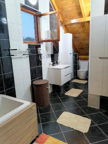 浴室, Kućerak X (Kucerak X) in 魯馬