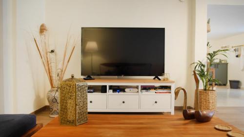 Közös társalgó / TV, בין האלונים in Pki'in