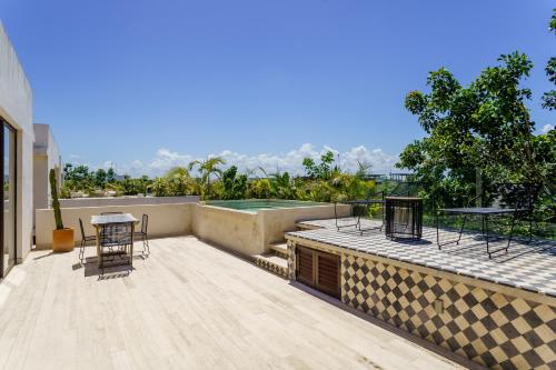 403 Stunning penthouse for couples