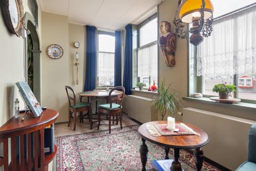 Faciliteiten, De Kapiteinshut aan de rivier met XL ligbad en sauna in Lekkerkerk