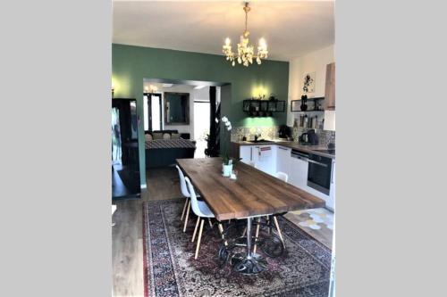 Maison Provençale, 6 chambres, 12 pers gîte à louer Charleval