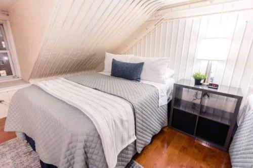 Cozy Center City Apartment - Walk to City Hall