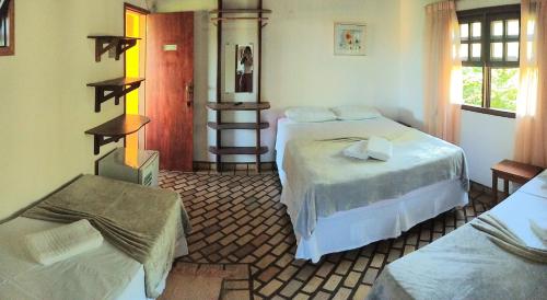 1 queen bed, 2 twin beds
