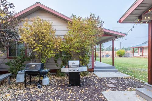 Pinedale Cozy Cabins - main image