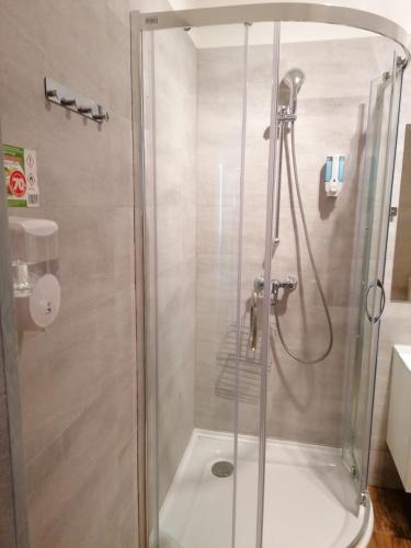 Hostel Tulip - Pokoj 2 ze wspolna łazienka i kuchnia