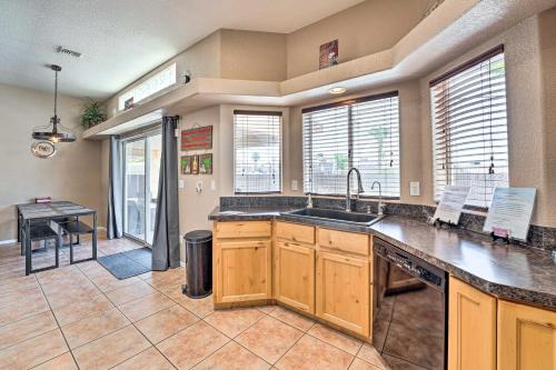 Southwest Escape with Grill 3 Miles to Lake Havasu! - image 9
