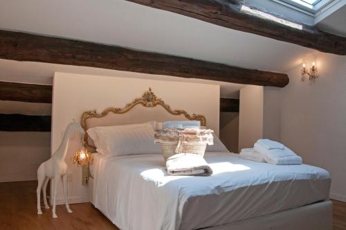 1 queen bed, 1 twin bed