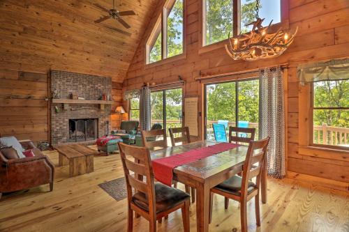 Game Room! Lakefront Family Cabin in Landrum in Marion (NC)