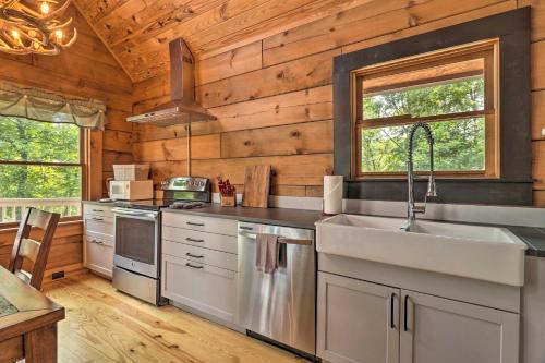 Game Room! Lakefront Family Cabin in Landrum in Marion (NC)