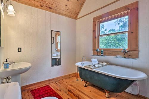 Game Room! Lakefront Family Cabin in Landrum in Marion (NC)