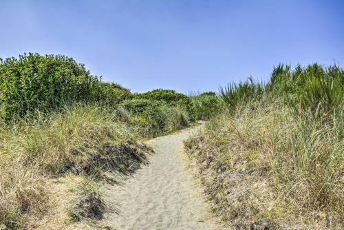 Ideally Located and Pet-Friendly Westport Cabin