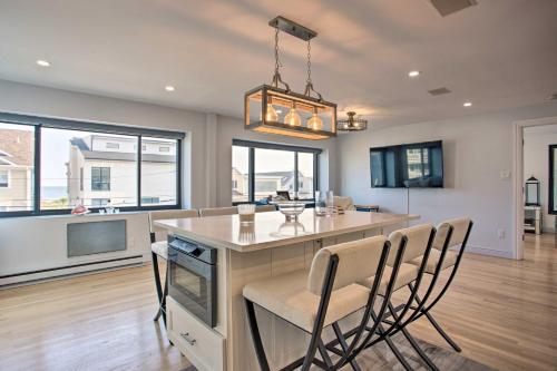 Luxury Long Beach Condo with Rooftop and Views! - image 8