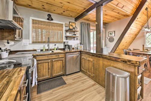 A-Frame Pinetop Lakeside Cabin Under the Pines!