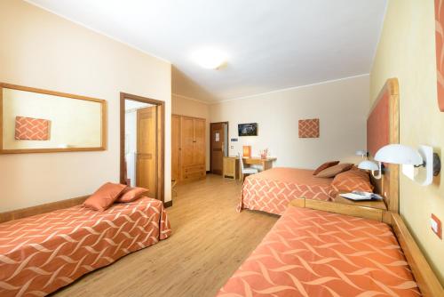 2 twin beds, 1 sofa bed