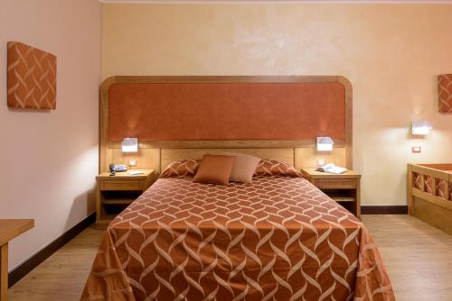 1 queen bed, 1 sofa bed