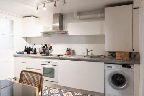 Splendid flat near the Marais - image 9