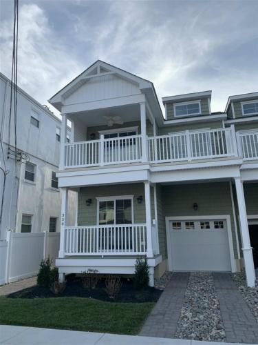 WC330 East Saint Paul Avenue - main image