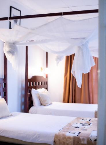 Twin Room image 6