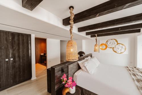 Suite with Hot Tub image 4