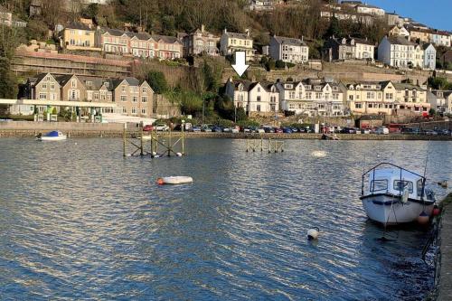 Modern House in Looe, Near Beach and Bars with Great Views and free access to a nearby Indoor Swimming Pool