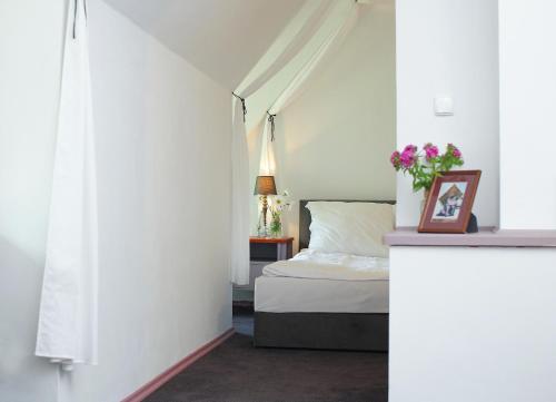 2 twin beds, 1 sofa bed