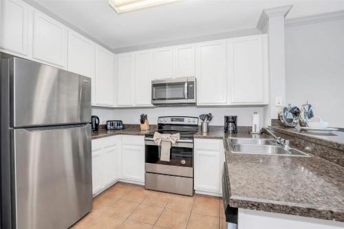 Luxury 3BR Near Disney - Pool and Hot Tub! - image 7