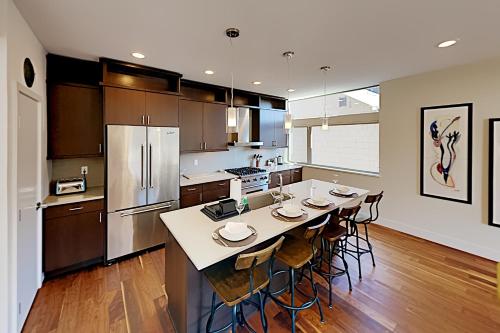 Upscale Eastlake Gem with Fireplace & Rooftop Deck townhouse - image 3