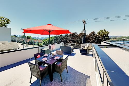 Upscale Eastlake Gem with Fireplace & Rooftop Deck townhouse - main image