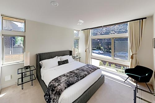 Upscale Eastlake Gem with Fireplace & Rooftop Deck townhouse - image 7