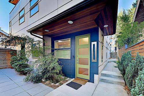 Upscale Eastlake Gem with Fireplace & Rooftop Deck townhouse - image 10