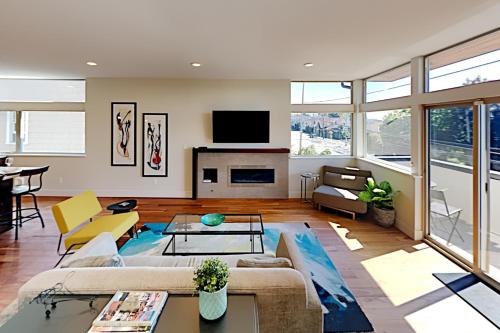 Upscale Eastlake Gem with Fireplace & Rooftop Deck townhouse - image 10