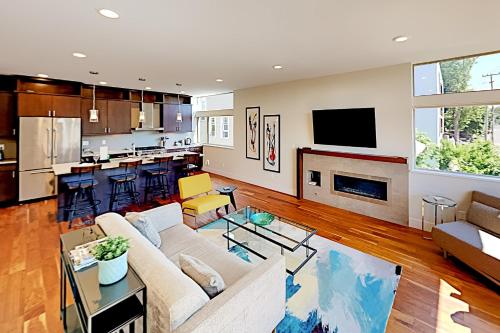 Upscale Eastlake Gem with Fireplace & Rooftop Deck townhouse - image 12