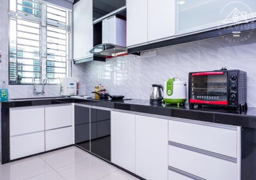 Konyha, 130 négyzetméteres, 4 hálószobás Ház 4 fürdőszobával Taman Tuah Batu területén (Port Dickson 14Pax 4BR  Double Storey House) in Taman Tuah Batu