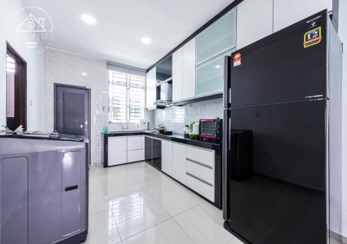 Konyha, 130 négyzetméteres, 4 hálószobás Ház 4 fürdőszobával Taman Tuah Batu területén (Port Dickson 14Pax 4BR  Double Storey House) in Taman Tuah Batu