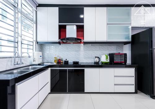 Konyha, 130 négyzetméteres, 4 hálószobás Ház 4 fürdőszobával Taman Tuah Batu területén (Port Dickson 14Pax 4BR  Double Storey House) in Taman Tuah Batu