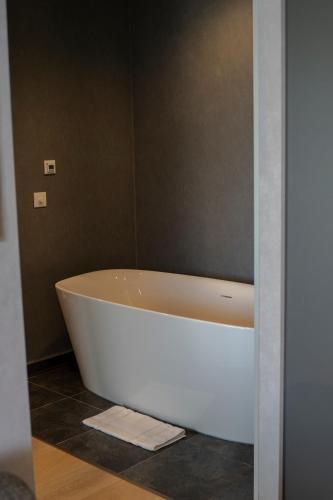 ห้องน้ำ, mk hotel tirana in รินาส