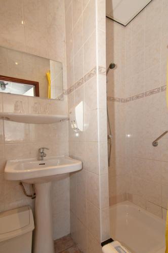 Twin Room image 6