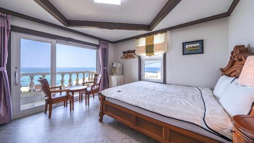 Deluxe Suite with Sea View