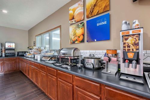 Comfort Inn Muscatine near Hwy 61 - image 6
