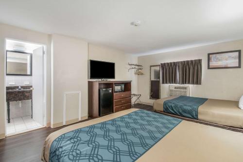 Econo Lodge Mechanicsburg - image 10
