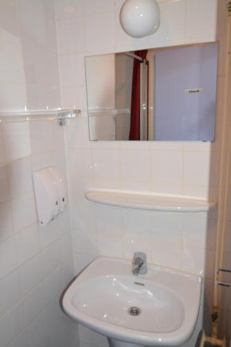 Standard Single Room with Shared Bathroom image 7