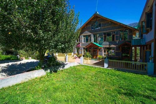 3BR WoodStone cottage with Kitchen Balcony WIFI
