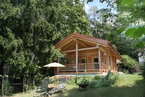 Blockhaus Chalet mit beheizbarem Badefass und Infrarotsauna auf der Terrasse in Oberschützen, Österreich