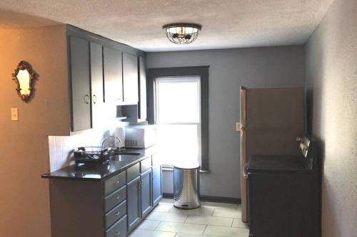 The Robinson Townhouse- 5 BR, Free Parking, Minutes From Falls & Casino