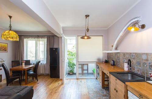 Colorful 2BDR Apartment in the City Center - image 2