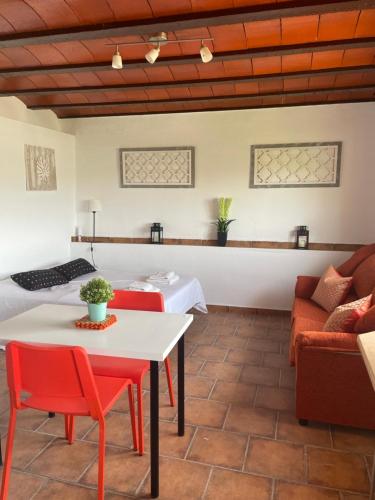 Air Conditioned "Casa Tropicana" Villa-Sleeps 10-Free WiFi-Private Pool-Free Parking in 엘 팔마르
