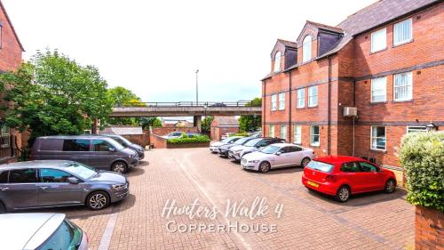 Chester City Centre apartments with parking - image 3